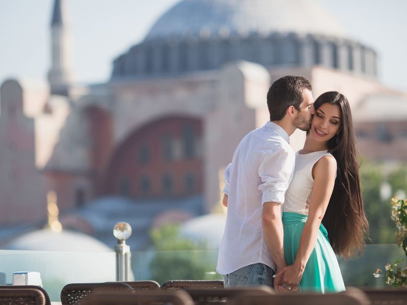 Тур в стамбул на двоих. Стамбул романтика. Стамбул пара. Фотосессия в Стамбуле. Влюбленная пара в Стамбуле.
